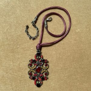 ⬇️ Vintage medallion necklace, burgundy